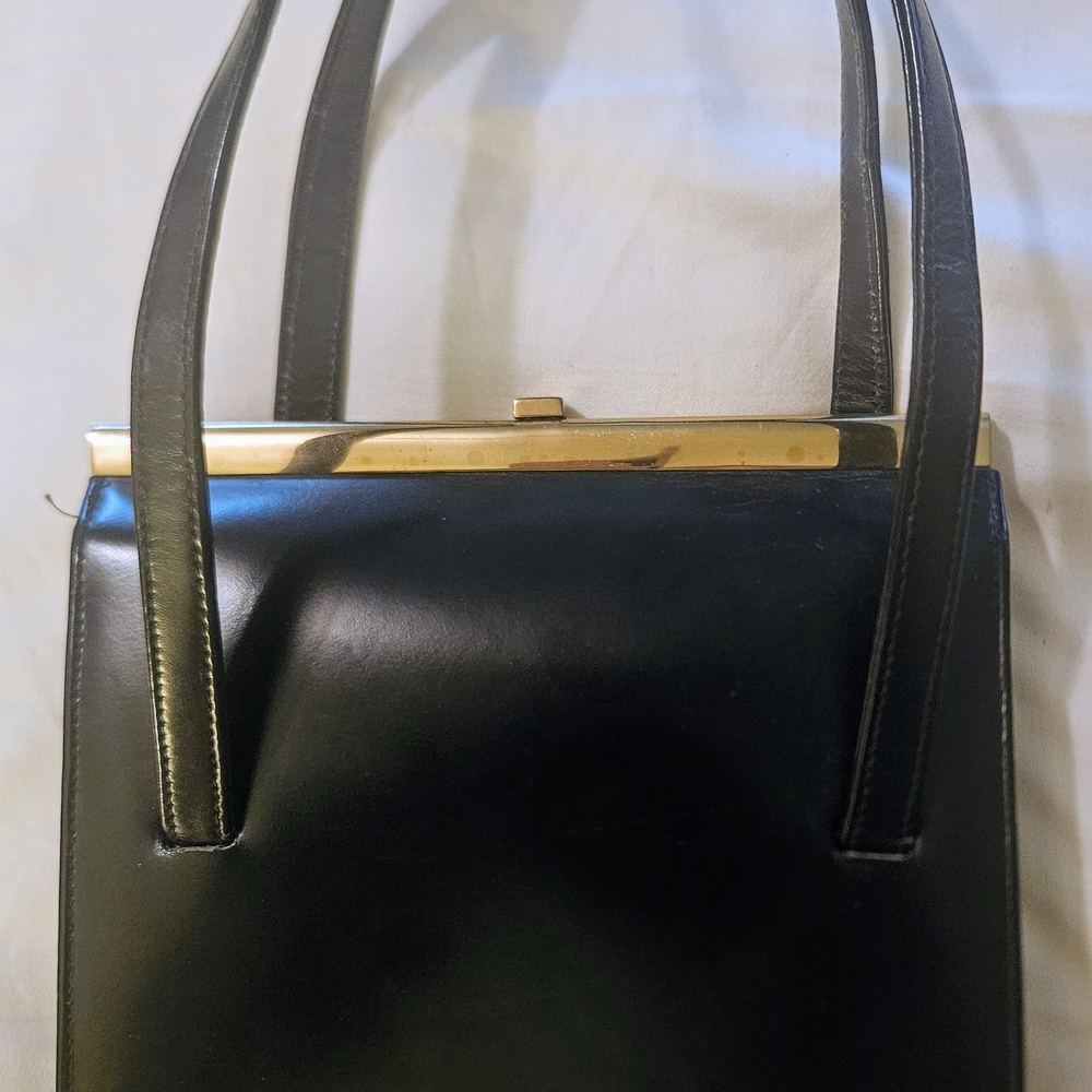 Elegant Black Shoulder Bag with Structured Design